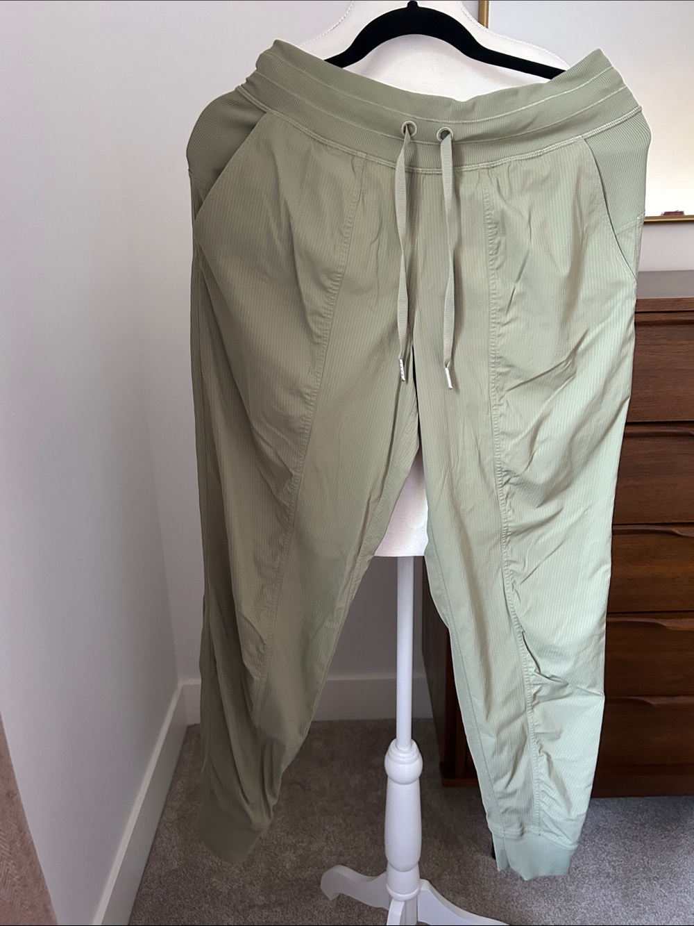 Lululemon women’s Light Sage Drawstring Joggers